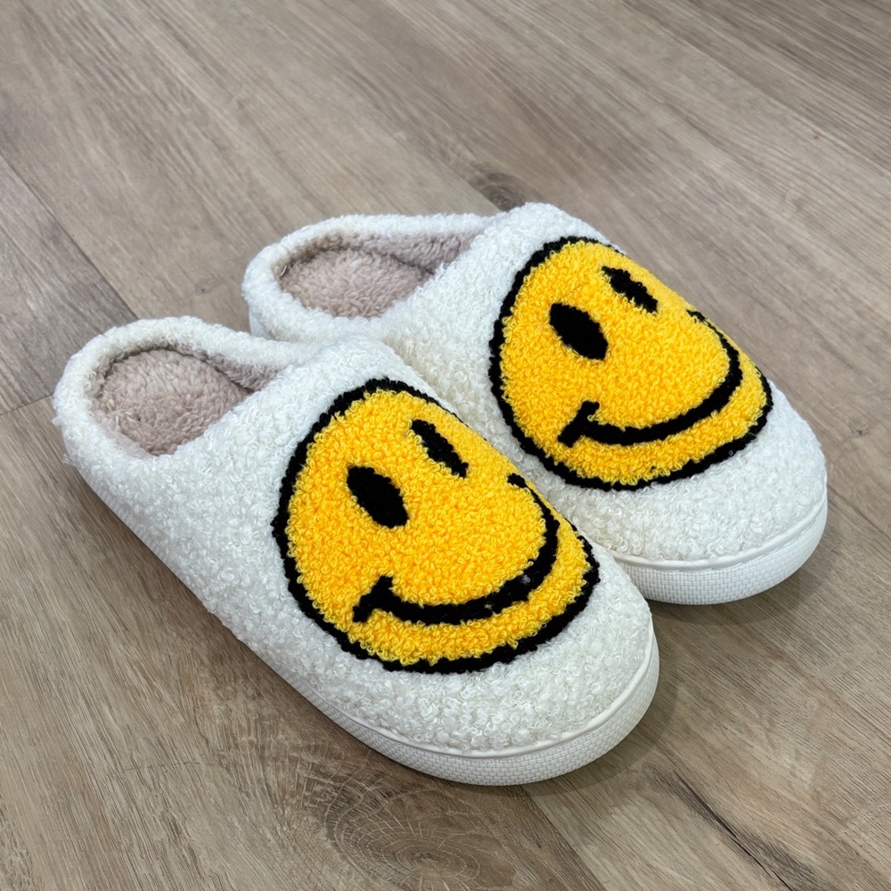 NEW Women’s Smiley Face Slippers
